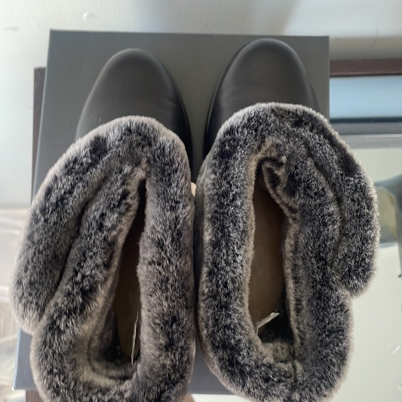 Brand new in box black classic mini berge boot. Water resistant ugg! - Picture 5 of 7